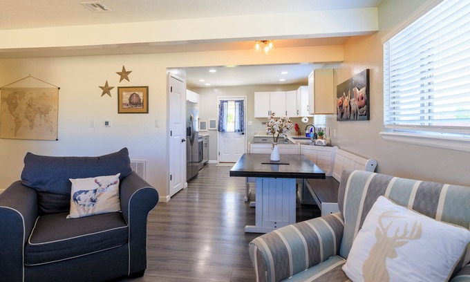 Grand Junction House | Farm house on 4 acres in the City