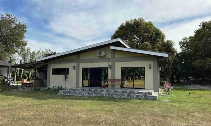 Botolan Other | Farm Stay Along River. 15 mins away from the Beach with Fiber Optic, Netflix