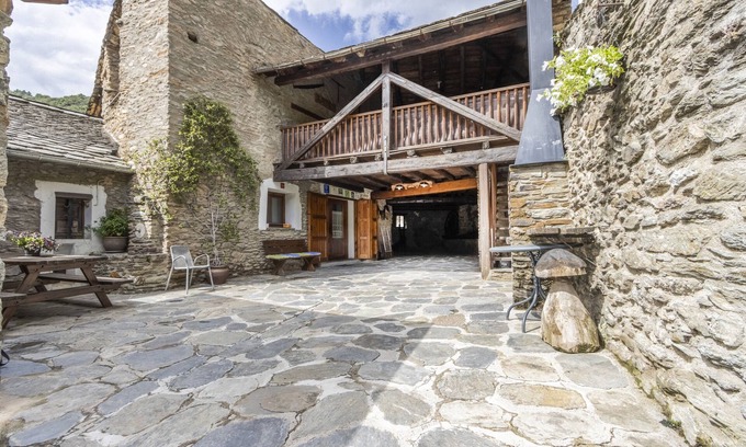 Castellbo House | Farmhouse 'El Raco De Cal Maró' with Mountain View, Private Terrace and Wi-Fi