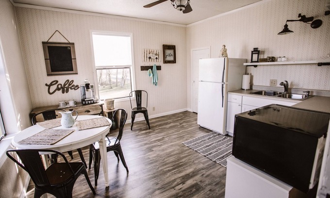 Crawfordsville Apartment | Farmhouse right off of I-5