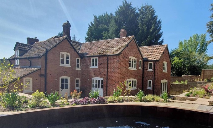 Blaisdon House | Farmhouse. Sleeps 10. Hot tub & pool table.