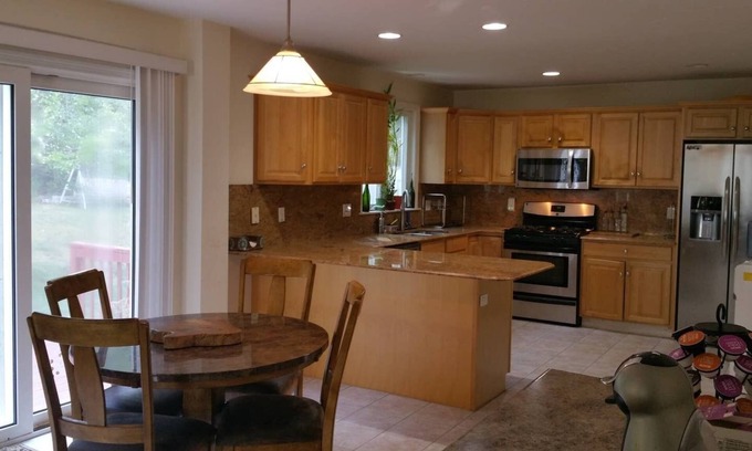 Framingham House | Feel at Home in spacious 3B-2.5Ba -Mall/MBTA/Park