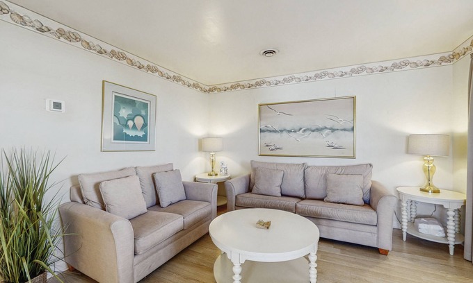 Fenwick Island Condo | Fenwick Island Condo on 2nd Floor w/Free WiFi, Washer/Dryer, Central AC, & Cable