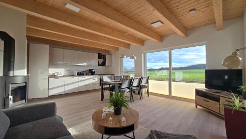 Hohen Schonberg Apartment | Ferienhaus Südgarten mit Kamin an der Ostsee