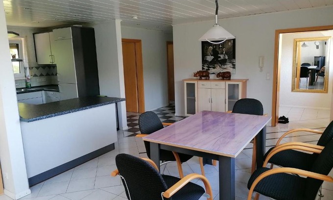 Oehringen House | Ferienhaus Stein, TOP Monteurwohnung, sehr groß, 4 Einzelzimmer, Doppelzimmer, Übernachtung bis zu 8 Personen möglich