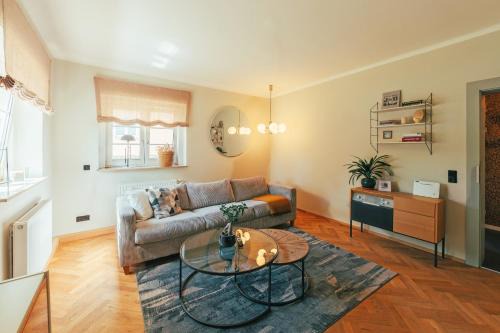 Olbersdorf Apartment | Ferienwohnung 60er Jahre Design Apartment - 65qm Fewo im Zittauer Gebirge - familienfreundliche Unterkunft am Bergfuß zum Töpfer