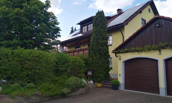 Eckersdorf Apartment | Ferienwohnung Adelhardt