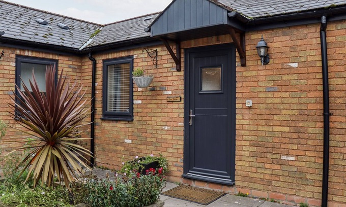 Nantgarw Cottage | FERN COTTAGE, family friendly, with a garden in St Brides-Super-Ely