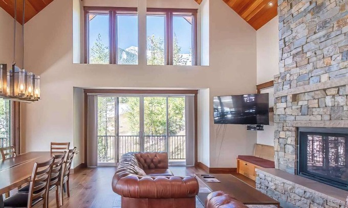 East Kootenay House | Fernie - Ski in/out Snow Creek Cabin #507