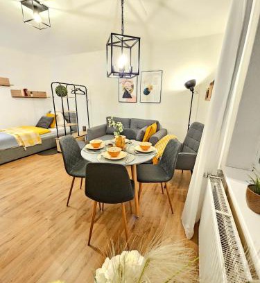 Bad Apartment | Fewo Honey, ganze Ferienwohnung mit 3 Schlafzimmern, Waschmaschine,Businesswohnung, Monteurzimmer