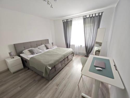 Hof Apartment | FH-Nähe: Modernes Apt mit Balkon