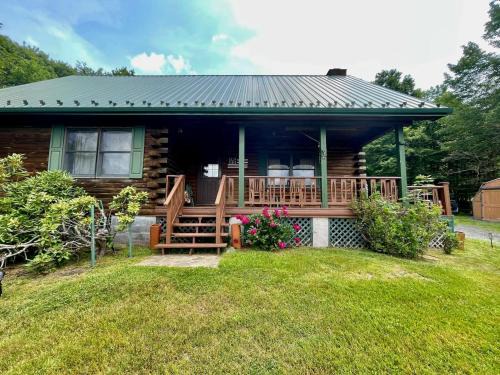 Livingston Manor House | Fire Pit, Bbq & Sprawling Lawn Elk Point Cabin