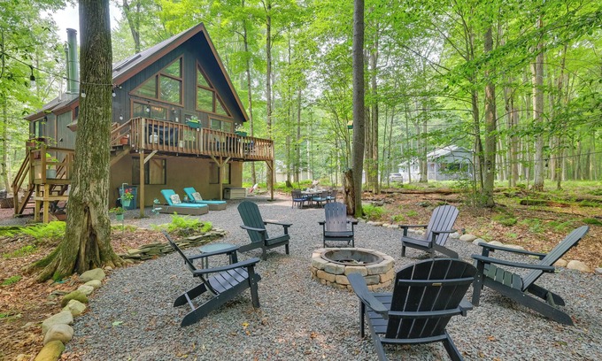 Thornhurst Cabin | Fire Pit & Grill: 'Woodside Nest' in Pocono Lake!