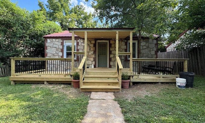 Mammoth Spring Cottage | Fire Rock Cottage - Near Spring River - Fire Pit - Free Wood - Wifi