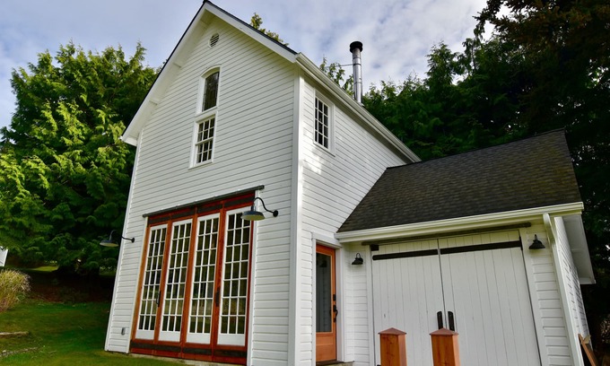 Lopez Island House | Fisherman’s Bay view converted boathouse