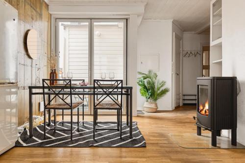 Sentrum Apartment | Fit For Two Families! 8 Bedrooms! 2 Bathrooms!