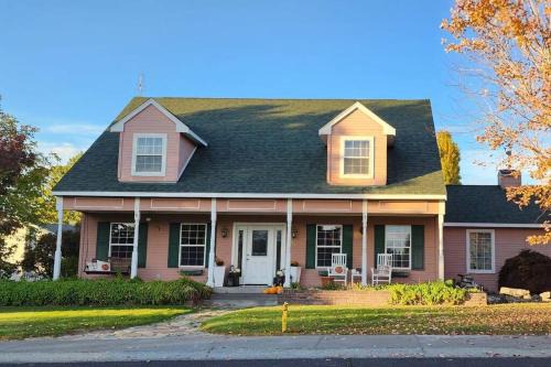 Moses Lake House | Five Bedroom Colonial Style Home