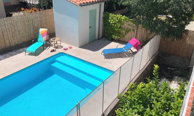 Prades House | Five mins walk to center square, pool, bbq, Wifi