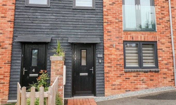 Ashbourne Cottage | FIVE, with a garden in Ashbourne