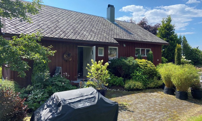 Strand House | Fjord and Garden Home near Preikestolen