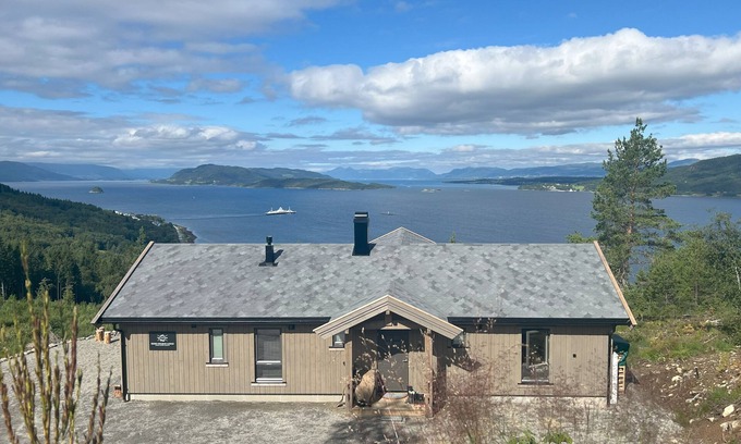 Andalsnes Cabin | Fjord Holiday Lodge with a breathtaking panorama