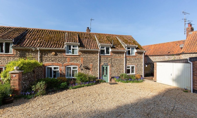 Stiffkey Cottage | Flint Cottage - a self catering cottage that sleeps 4 adults and 2 children (under 13) in 3 bedroo