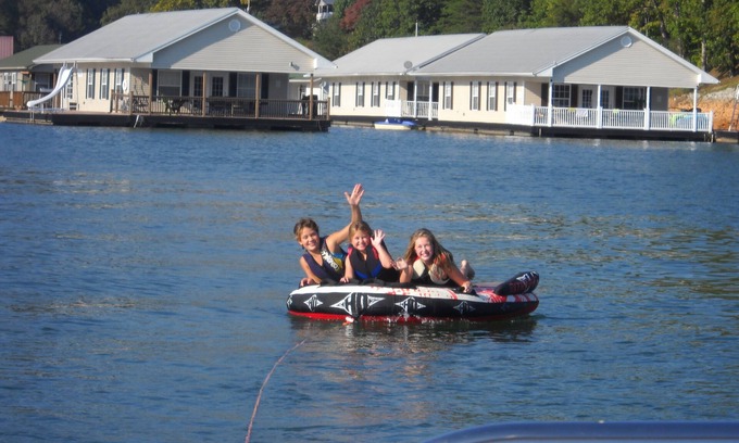 La Follette Boat Rental | Floating Holiday #2 on Norris Lake at Springs Dock Marina. Front row view.
