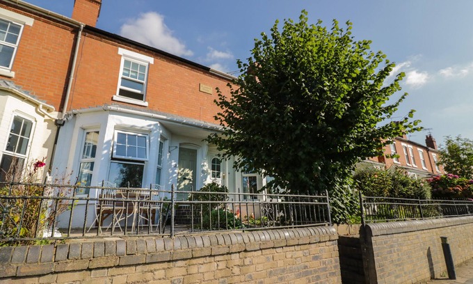 Diglis Cottage | FLORENCE VILLAS, pet friendly, character holiday cottage in Worcester