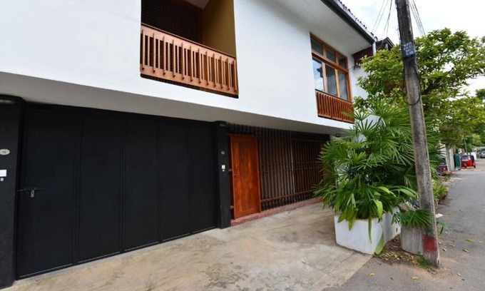 Kollupitiya Villa | Flower Road Villa with Sri Lanka Contemporary Art & Architecture Experiences