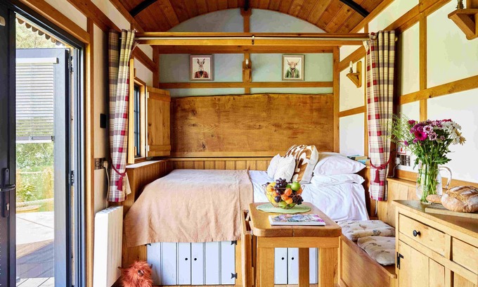 Trecastle Cabin | Flying Scotsman Shepherd's Hut with Hot Tub