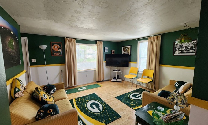 Green Bay House | Football fun house 1 mile from Lambeau!