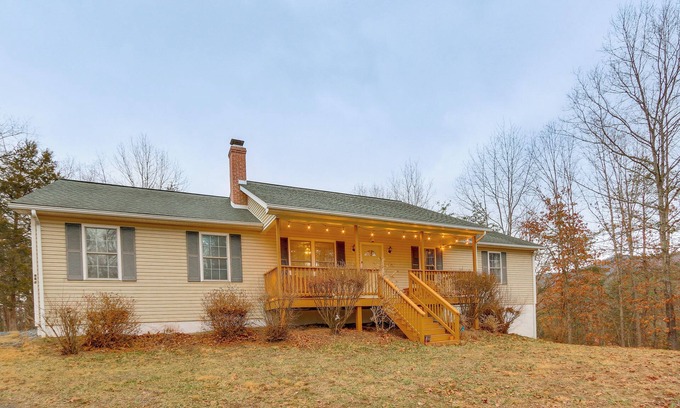 Fort Valley House | Forest Views, Deck & Fireplace: Fort Valley Escape