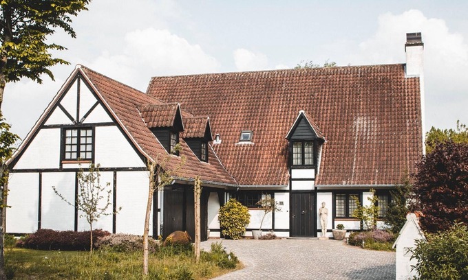 Kruibeke House | Former doctor's house in Kruibeke near Wissekerke Castle