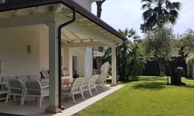 Capanne-Prato-Cinquale Villa | Forte dei Marmi Villa Ilaria a stone's throw from the sea & services: Just relax