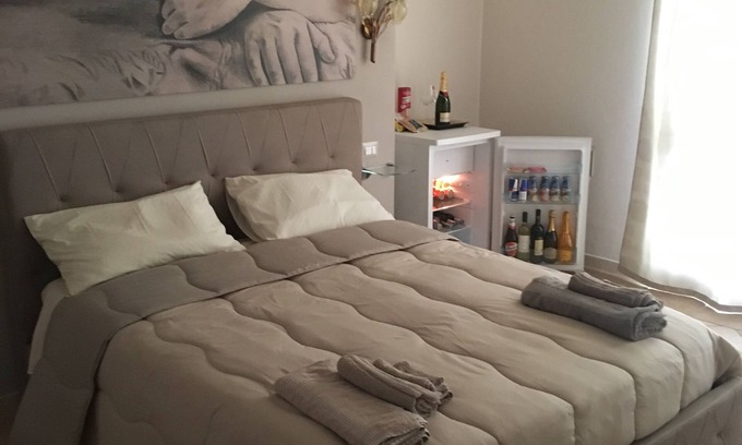 Mazara del Vallo Villa | "FORTUNA" Luxury double room in prestigious Villa with shared pool.