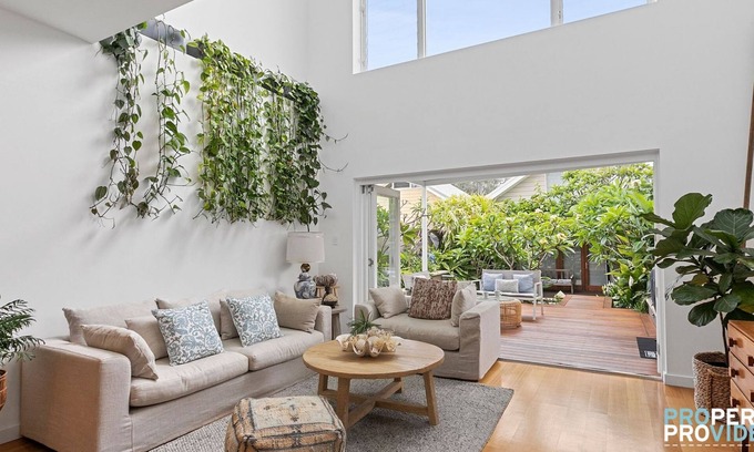 Manly House | Four Bed Tropical Oasis with Spa in Manly!