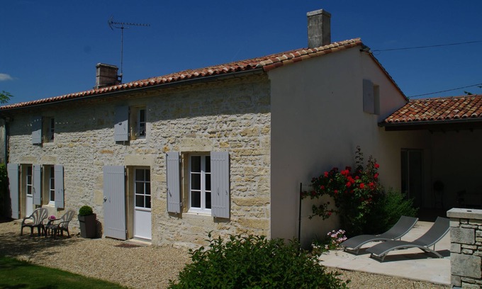 Saint-Hilaire-de-Villefranche House | Spacious Charentais Farmhouse Among Fields Of Sunflowers And Vineyards