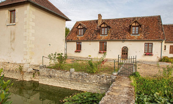 Chouzy-sur-Cisse Cottage | 4-bedroom cottage with covered pool and garden near Loire castles