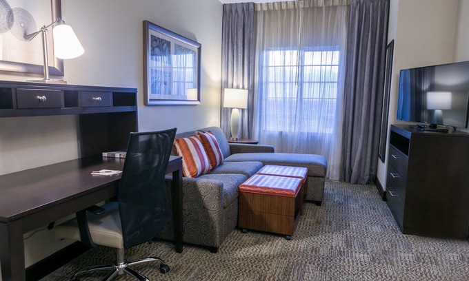 McNeil Condo | Free Breakfast + Heated Pool | Close to U of T