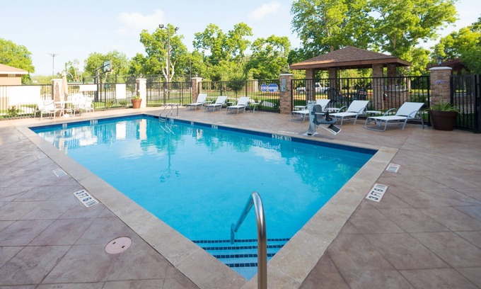 Lake Jackson Condo | Free Breakfast. Outdoor Pool. Great for Small Groups!