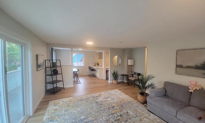 Harrison/Denny-Blaine Apartment | Fresh Top Floor Apartment w/Balcony