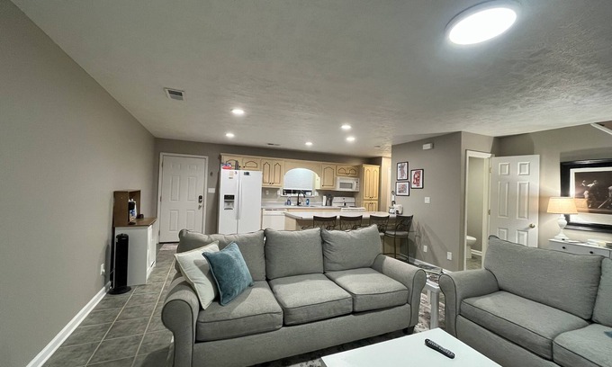 Oxford Condo | Freshly remodeled 2-bedroom condo with AC, WiFi in charming Oxford. 1.5 mi to UM