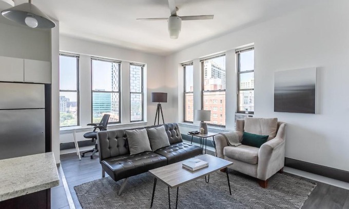 East Hyde Park Apartment | FRONTDESK 2 BR Apt by Harold Washington Park