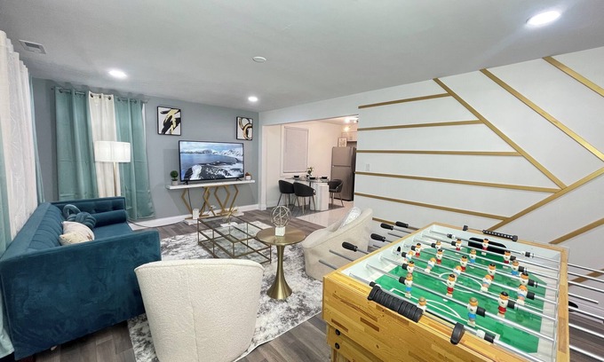 Park Forest House | Full entire cozy home + Free Wi-Fi + Free parking + Central area