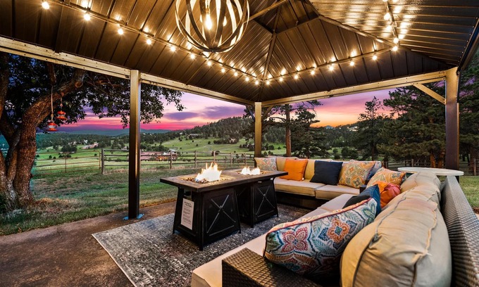 Golden House | Full mountain views, 20 acres, hot tub, sauna, frisbee golf, luxurious