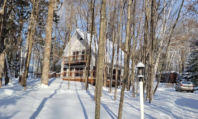Piedmont House | Full season ski-in, ski-out retreat in the Laurentians