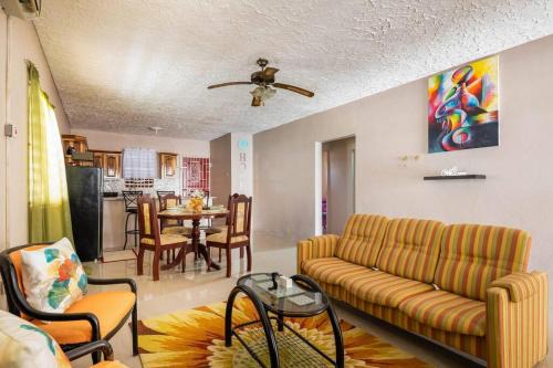 Salt Gut House | Fully AC 2BR, 5 mins from Ian Fleming Int Airport