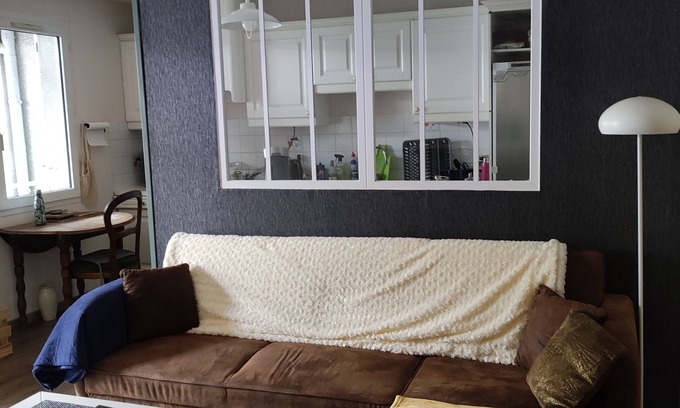 Bastide Saint-Louis Apartment | Fully-equipped city-centre apartment with terrace 200 m from the station