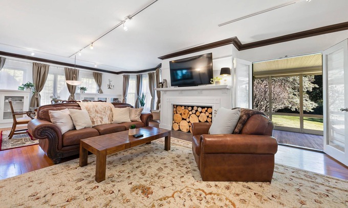 Geneva House | - Fully-Equipped Condo - King Bed - Massive yard -