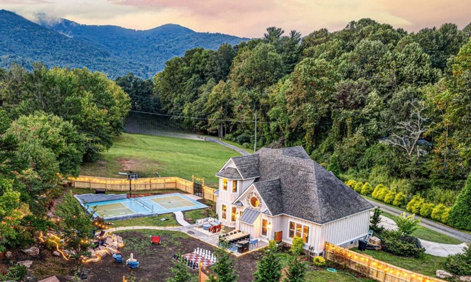 Swannanoa Villa | Fully Fenced Pickleball Asheville Luxury Retreat w/GameRoom